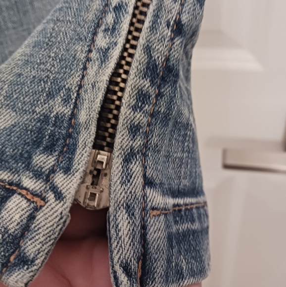 Y2K Guess zippered capri Jeans😱🤯😍😍 - Picture 13 of 16